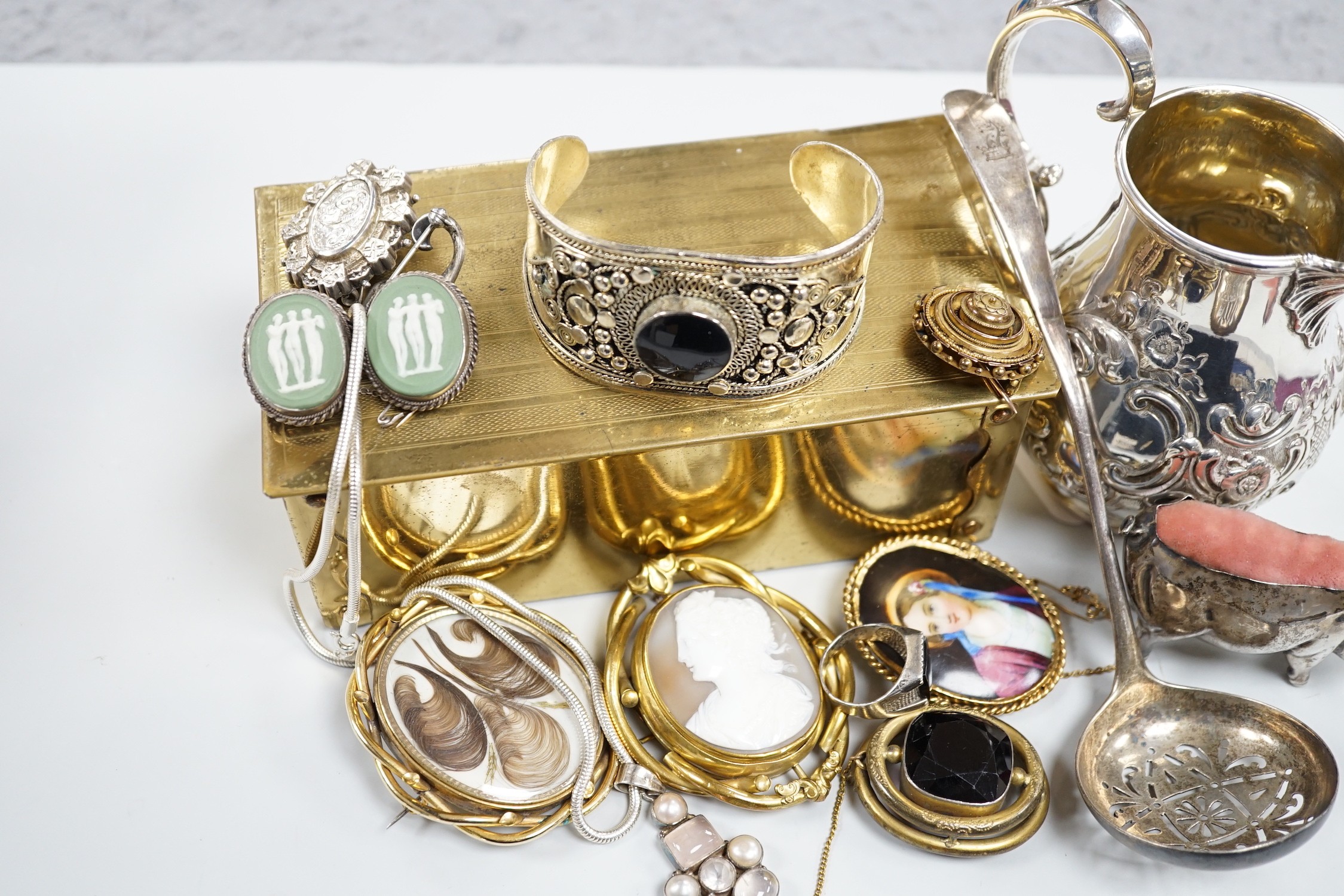 Mixed silver and jewellery items, including a George V silver mounted pig pin cushion, a Victorian silver cream jug, George III silver sifter spoon, fob seal, pendant's Victorian yellow metal niello and banded agate broo